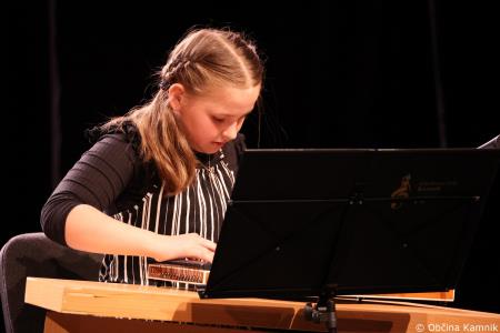 A me slišiš Pet čevljev merim, palcev pet (26)